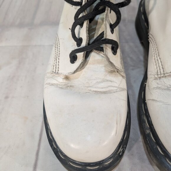 Dr Martens Wome White Leather Lace-Up Casual Block Heel Vintage Combat Boot - Picture 2 of 11